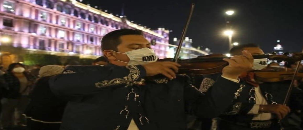 Le llevan serenata a AMLO en Palacio Nacional