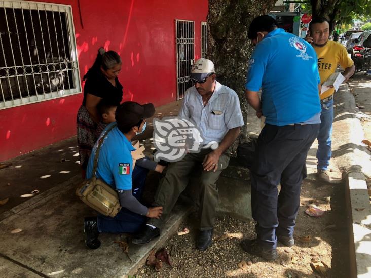 Pasajeros de taxi heridos tras choque en barrio de Acayucan