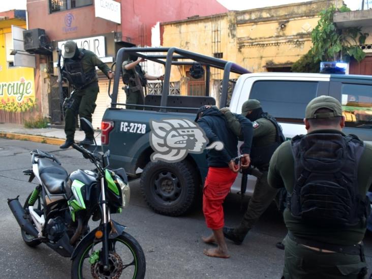 Casi linchan a joven tras fallido robo de taxi en Acayucan