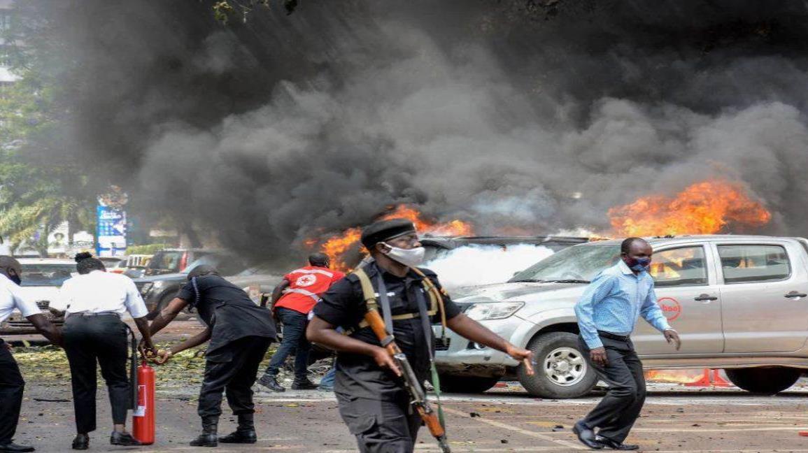 Explosiones por ataques suicidas dejan al menos 3 muertos y 30 heridos en Uganda