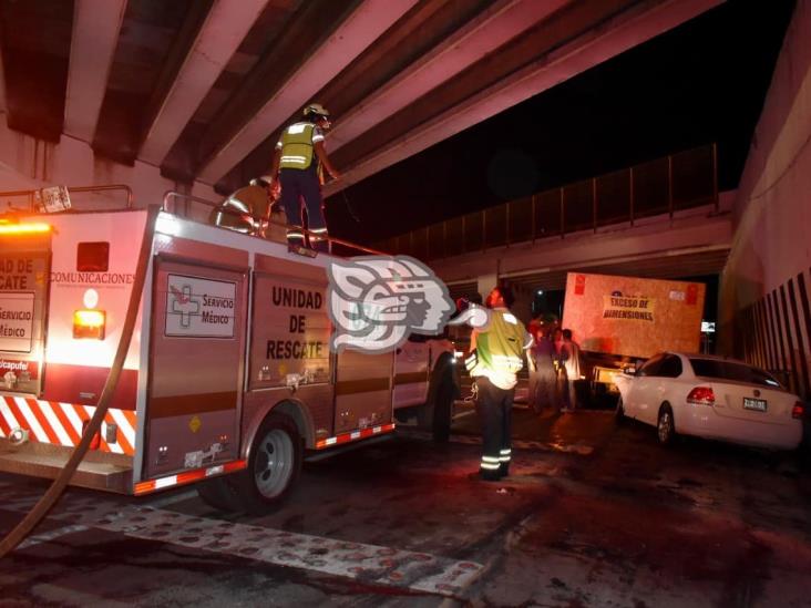 Se incendia auto tras choque en La Tinaja-Cosolea; dos lesionados