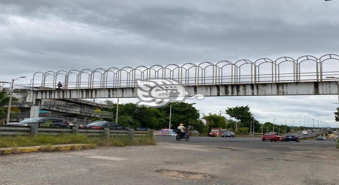 Violento atraco en puente peatonal de Cosoleacaque