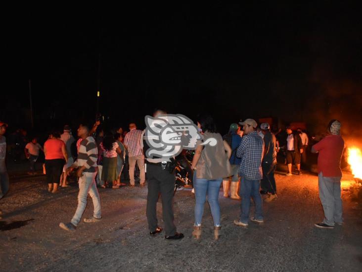 Bloqueo en Texistepec; exigen rehabilitación de la Transístmica