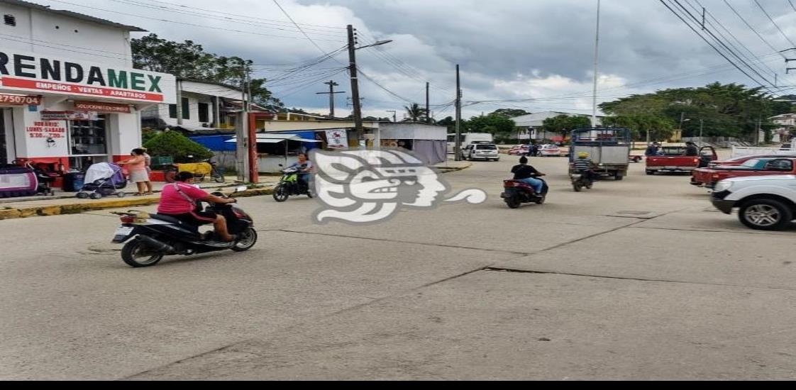 Motociclistas convierten calles de Moloacán en pista de carreras 