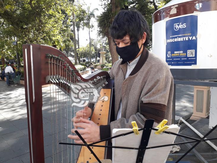 A través de su arpa, Víctor inunda las calles de Xalapa con su inigualable música