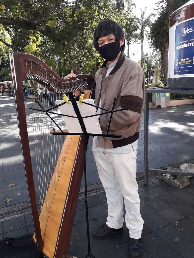 A través de su arpa, Víctor inunda las calles de Xalapa con su inigualable música