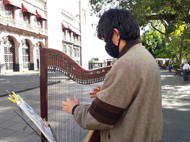 A través de su arpa, Víctor inunda las calles de Xalapa con su inigualable música