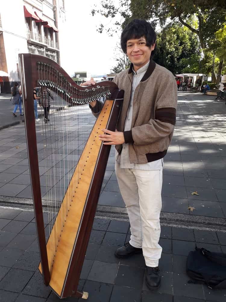 A través de su arpa, Víctor inunda las calles de Xalapa con su inigualable música