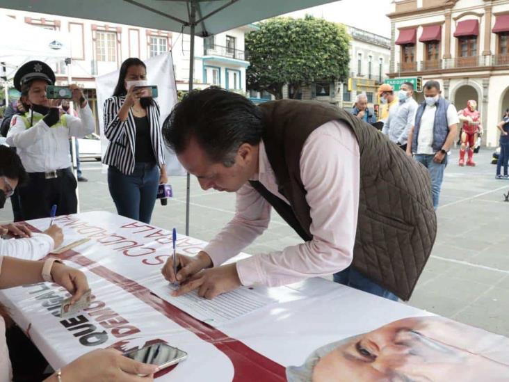 Firma Cuitláhuac García en apoyo a la consulta de Revocación de Mandato