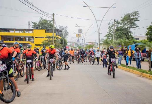 Con carrera de ciclismo impulsan deporte y reactivan economía en Acayucan