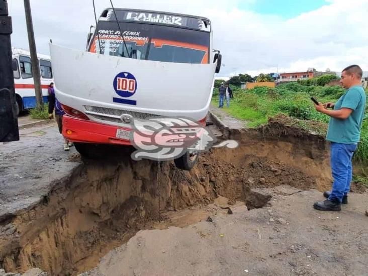 Autobús de pasajeros cae en socavón en colonia de Veracruz