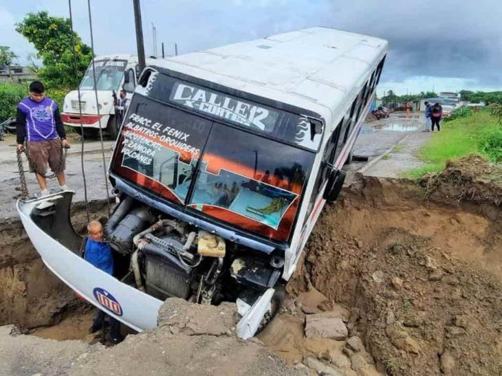 Autobús de pasajeros cae en socavón en colonia de Veracruz