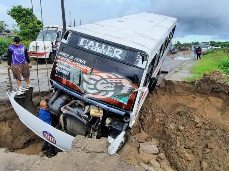 Autobús de pasajeros cae en socavón en colonia de Veracruz