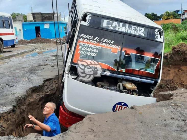 Autobús de pasajeros cae en socavón en colonia de Veracruz