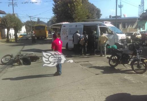 Chocan motociclistas en calles de Córdoba; hay dos lesionados