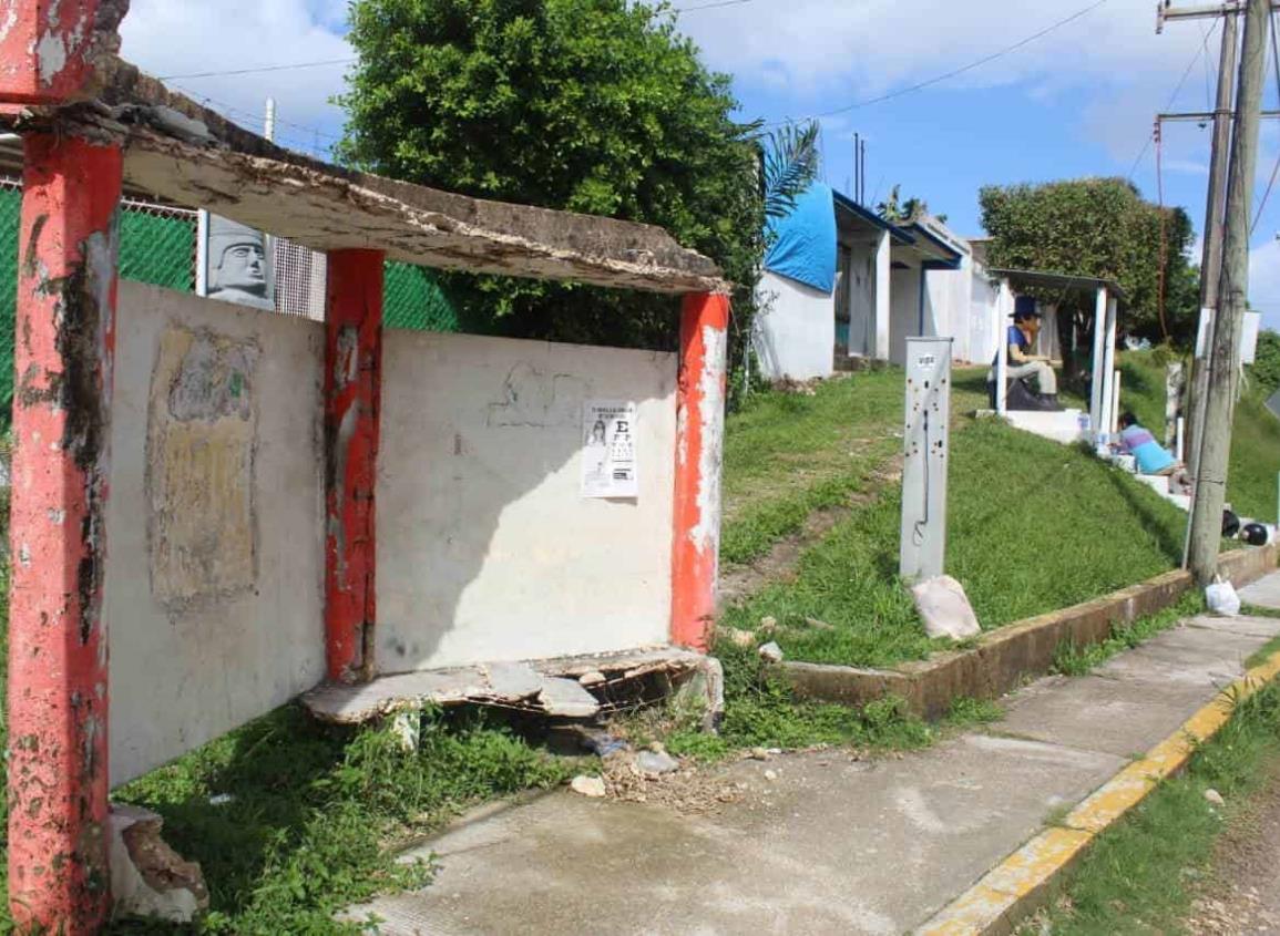 Parada de camión en Agua Dulce se cae a pedazos