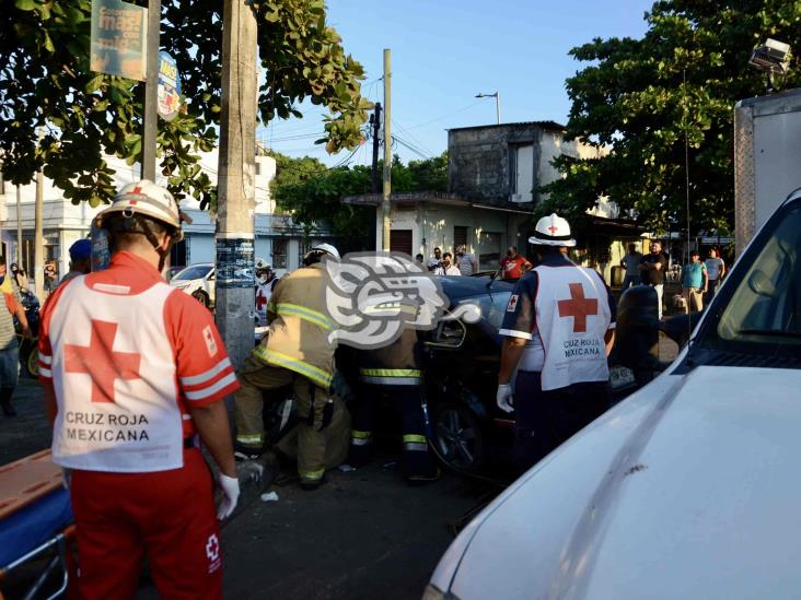 Pierde el control y choca contra poste de concreto en calles de Veracruz