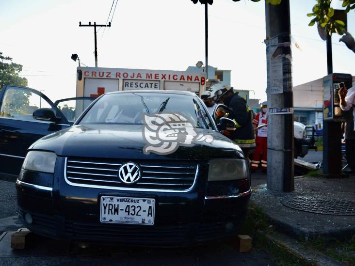 Pierde el control y choca contra poste de concreto en calles de Veracruz