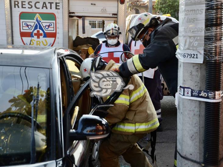 Pierde el control y choca contra poste de concreto en calles de Veracruz