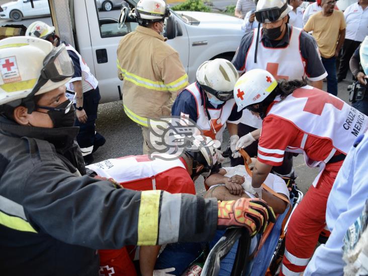 Pierde el control y choca contra poste de concreto en calles de Veracruz