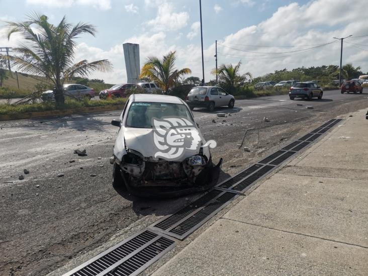 Por exceso de velocidad, camioneta se impacta en Veracruz