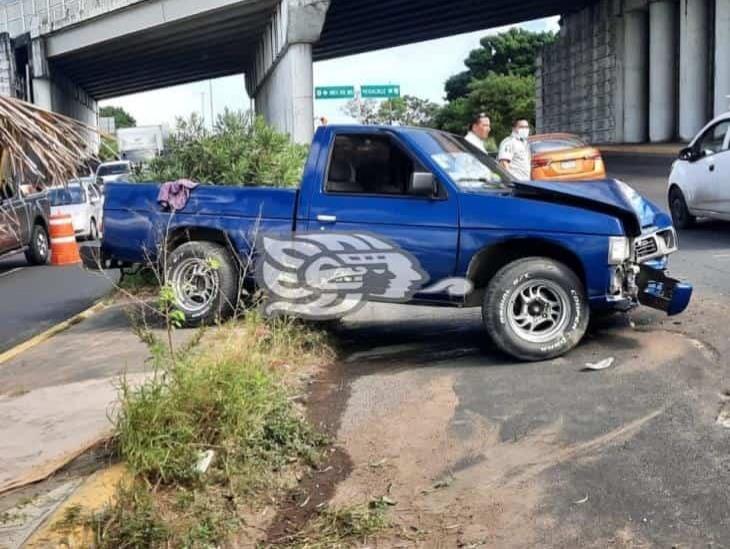 Por exceso de velocidad, camioneta se impacta en Veracruz