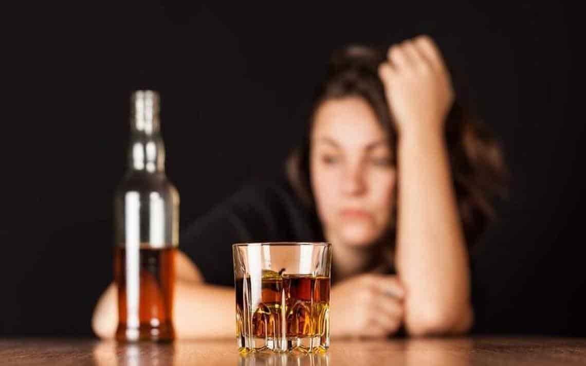 Sin malacopear; estas son los síntomas de haber consumido alcohol adulterado