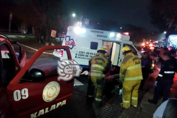 En Xalapa, joven tropezó y quedó atrapado en alcantarilla; bomberos lo rescatan