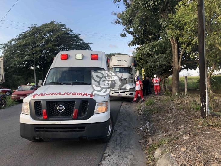 Tráiler de carga se vuelca sobre la carretera federal Veracruz-Soledad de Doblado