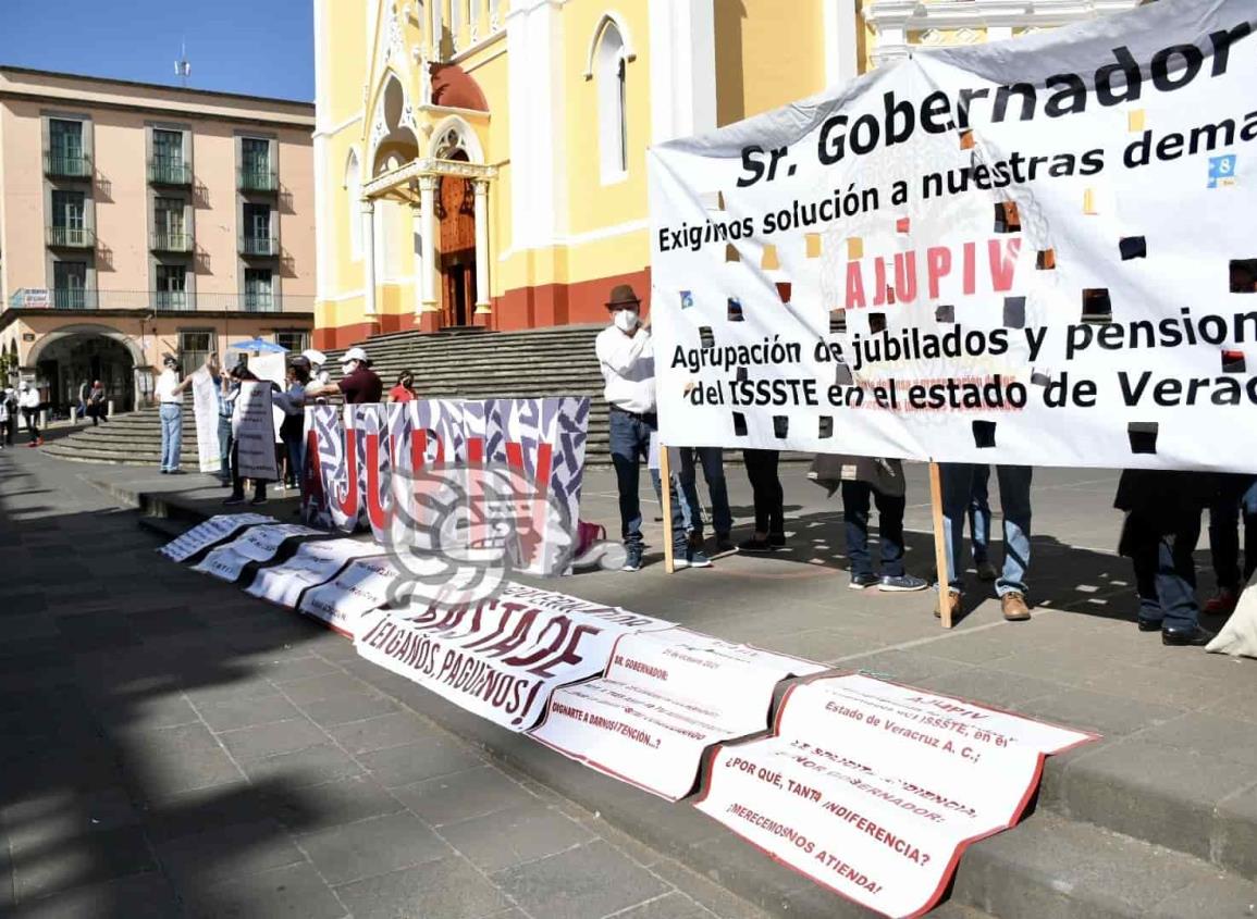 Jubilados bloquean Enríquez, en Xalapa, y exigen pagos heredados por JDO