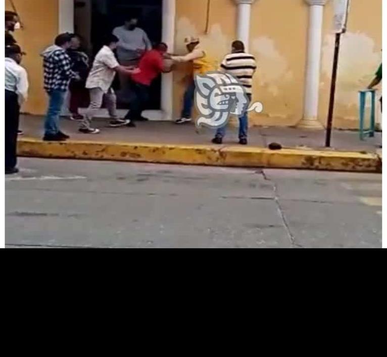 Captan pelea entre comerciante y funcionario de Comercio en Acayucan