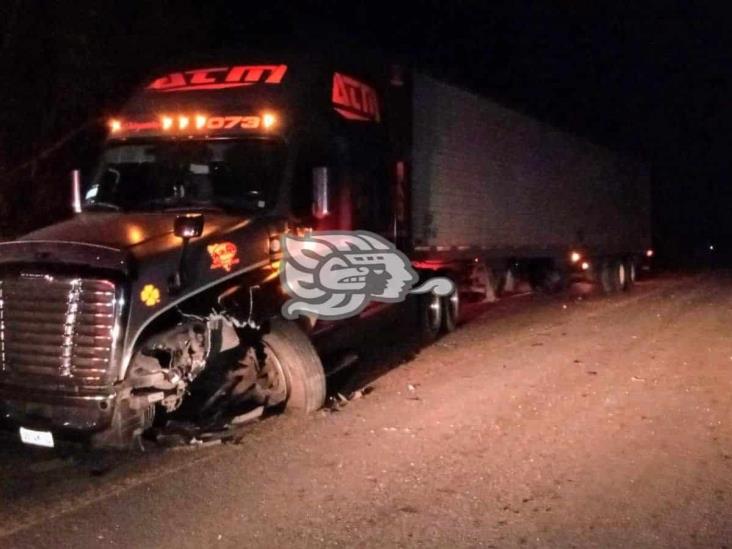 Tractocamión choca vehículo en la carretera Sayula — Ciudad Alemán