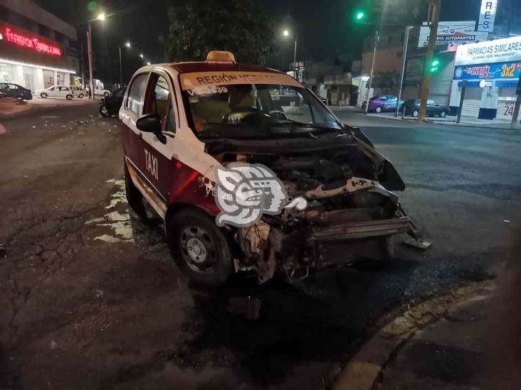 Choque entre dos unidades deja severos daños materiales en colonia de Veracruz