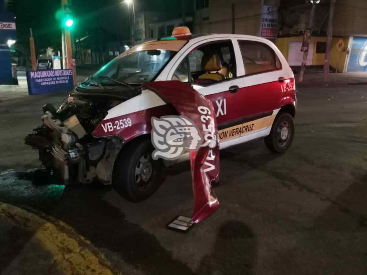 Choque entre dos unidades deja severos daños materiales en colonia de Veracruz