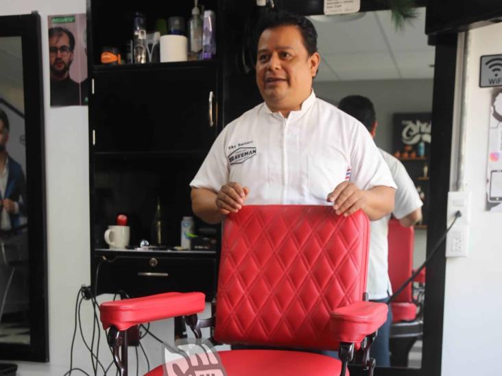 Con su barber shop, Enrique revoluciona una tradición familiar