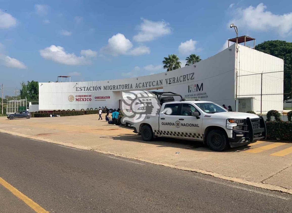 Trasladan migrantes accidentados en Nogales a la estación de Acayucan 