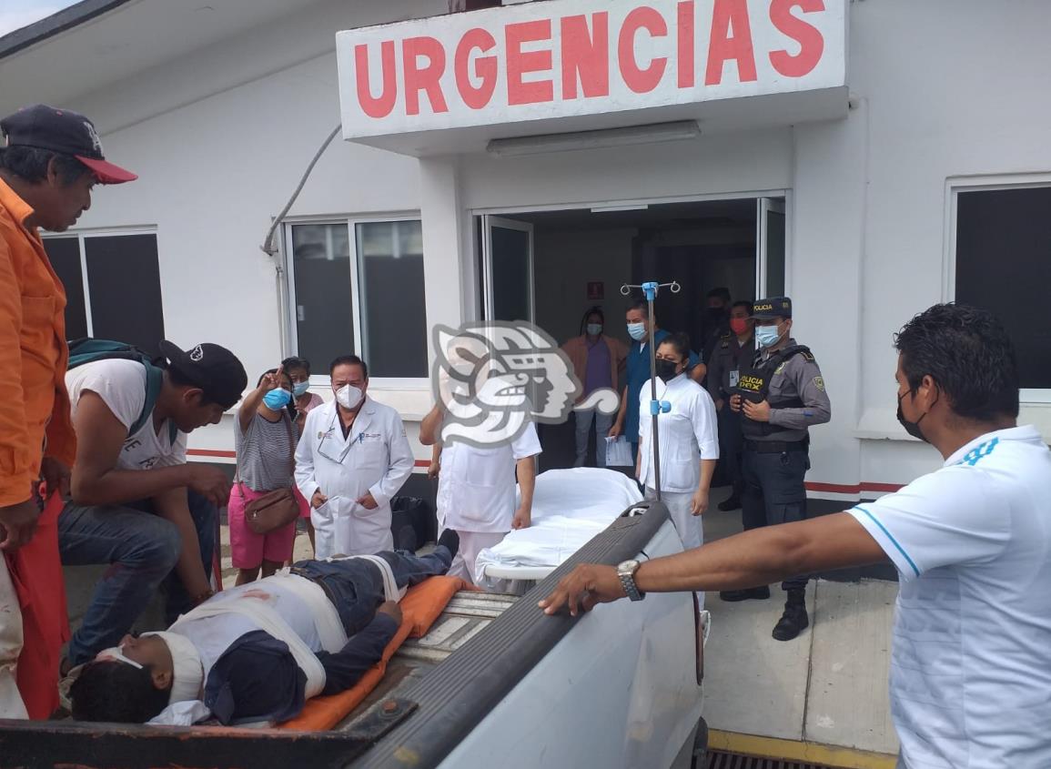 Albañil electrocutado es reportado como delicado en Coatzacoalcos