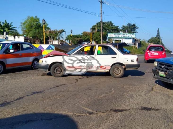 Par de choques solo dejan daños materiales en Acayucan