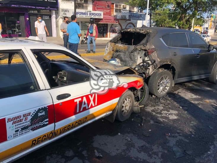 Se incendian tres vehículos tras aparatosa carambola en fraccionamiento de Veracruz