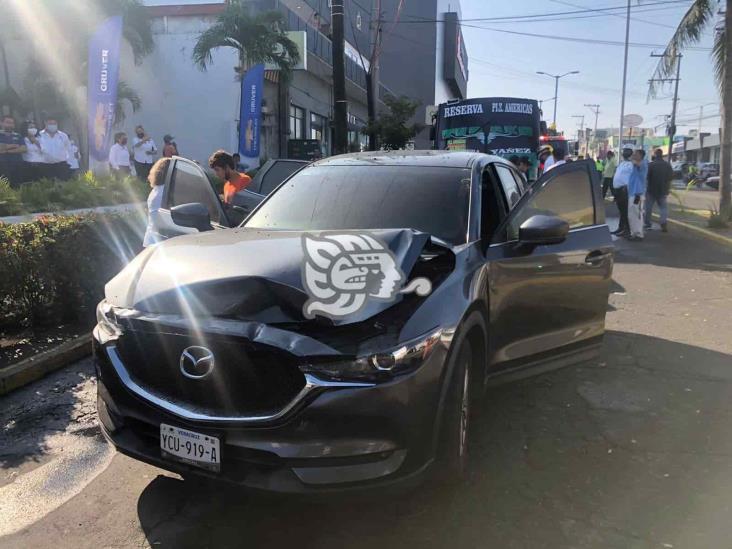 Se incendian tres vehículos tras aparatosa carambola en fraccionamiento de Veracruz