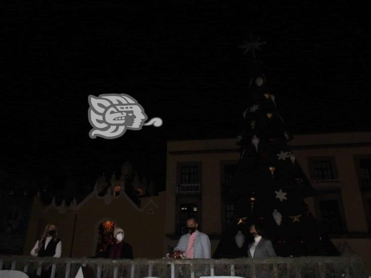 Entre luces y colores, Cuitláhuac encabeza encendido del árbol navideño en Xalapa