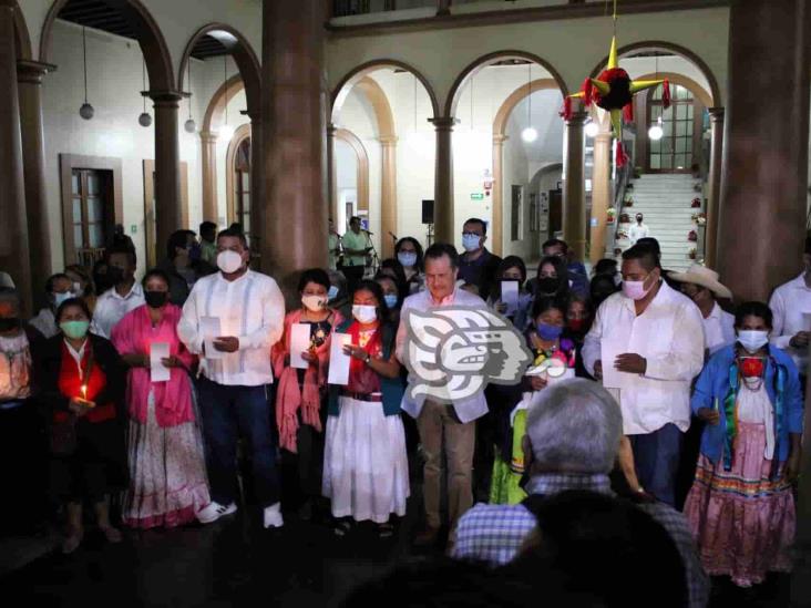 Entre luces y colores, Cuitláhuac encabeza encendido del árbol navideño en Xalapa