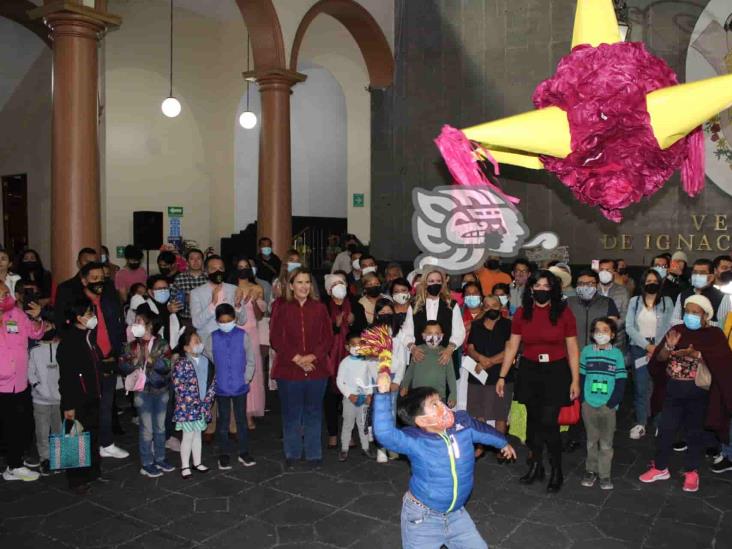 Entre luces y colores, Cuitláhuac encabeza encendido del árbol navideño en Xalapa