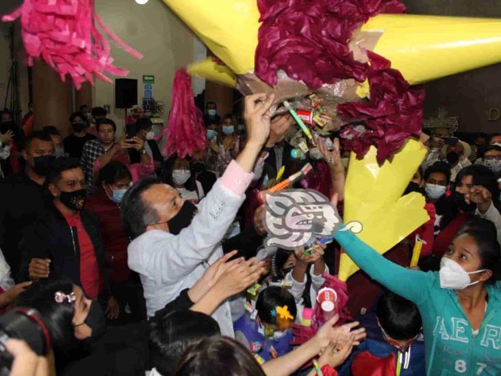 Entre luces y colores, Cuitláhuac encabeza encendido del árbol navideño en Xalapa