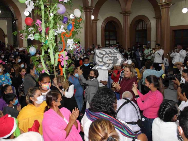 Entre luces y colores, Cuitláhuac encabeza encendido del árbol navideño en Xalapa