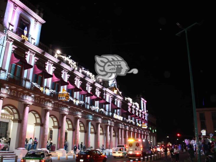 Entre luces y colores, Cuitláhuac encabeza encendido del árbol navideño en Xalapa