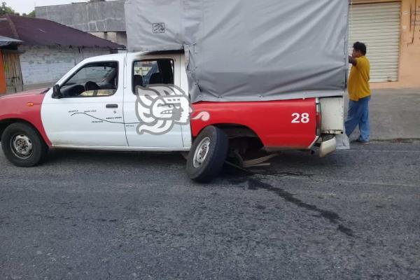 Solo fue el susto; taxi rural pierde una llanta en Misantla