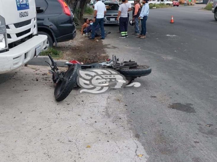 Motociclista resulta lesionado tras sufrir accidente