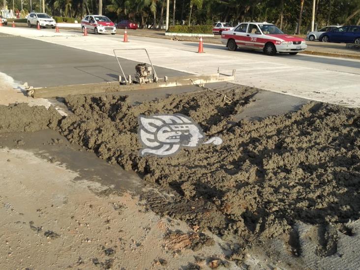 Auto termina entre el cemento fresco en la AV Universidad