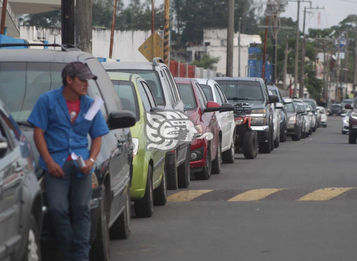 Largas filas en Las Choapas para cumplir verificación vehicular